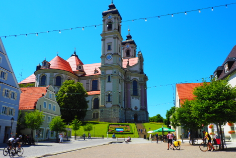 Allgäuer Windbeutelparadies | Aussenterrasse mit Blick auf Basilika