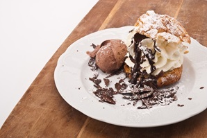 Windbeutel mit Sahne, Eis und Schokolade